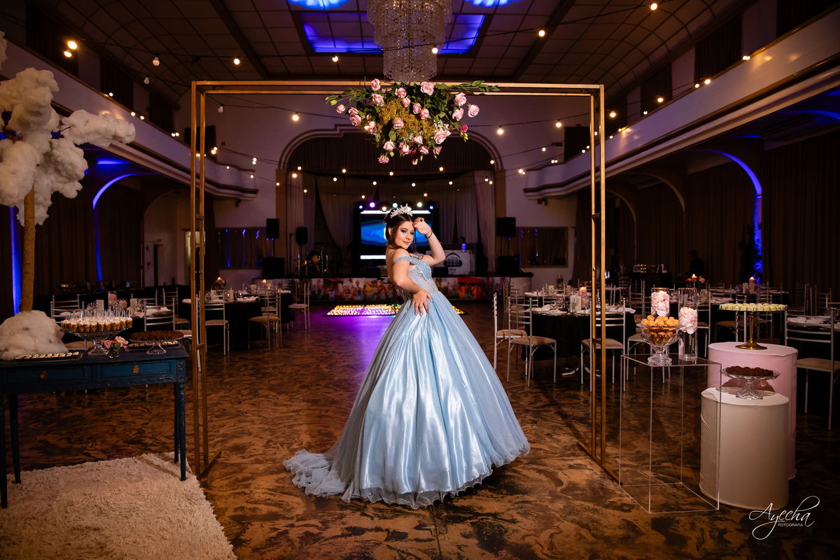 15 anos Curitiba; Debutantes Curitiba; Fotógrafo de 15 anos Curitiba; Sociedade Thalia Eventos; Vandreia Soares Produtora; Festa de 15 anos Thalia; Fabi Guedes 15 anos; Vestido de Debutante Curitiba; Salão Eventos 15 anos Curitiba; Debutar Curitiba