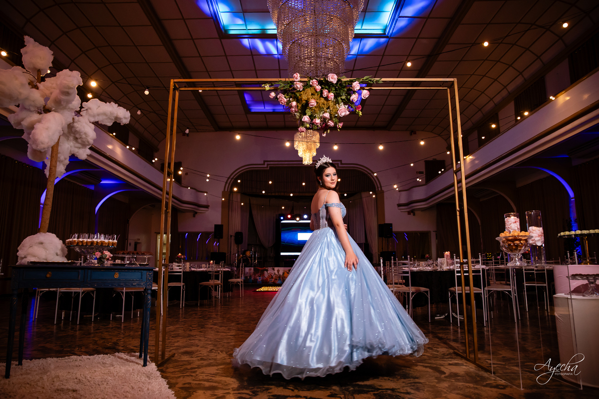 15 anos Curitiba; Debutantes Curitiba; Fotógrafo de 15 anos Curitiba; Sociedade Thalia Eventos; Vandreia Soares Produtora; Festa de 15 anos Thalia; Fabi Guedes 15 anos; Vestido de Debutante Curitiba; Salão Eventos 15 anos Curitiba; Debutar Curitiba