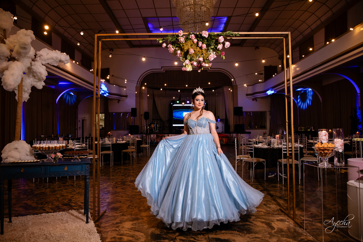 15 anos Curitiba; Debutantes Curitiba; Fotógrafo de 15 anos Curitiba; Sociedade Thalia Eventos; Vandreia Soares Produtora; Festa de 15 anos Thalia; Fabi Guedes 15 anos; Vestido de Debutante Curitiba; Salão Eventos 15 anos Curitiba; Debutar Curitiba