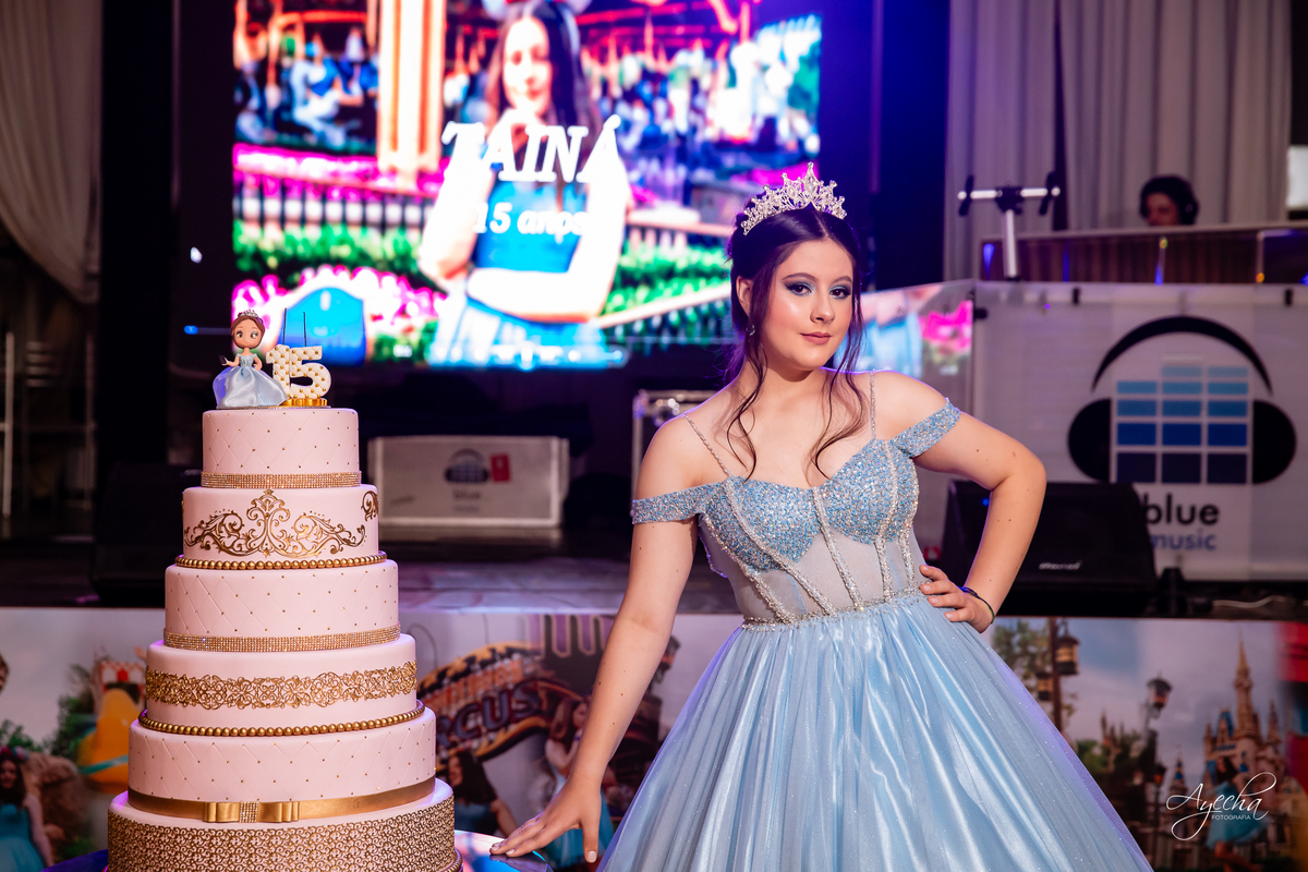 15 anos Curitiba; Debutantes Curitiba; Fotógrafo de 15 anos Curitiba; Sociedade Thalia Eventos; Vandreia Soares Produtora; Festa de 15 anos Thalia; Fabi Guedes 15 anos; Vestido de Debutante Curitiba; Salão Eventos 15 anos Curitiba; Debutar Curitiba