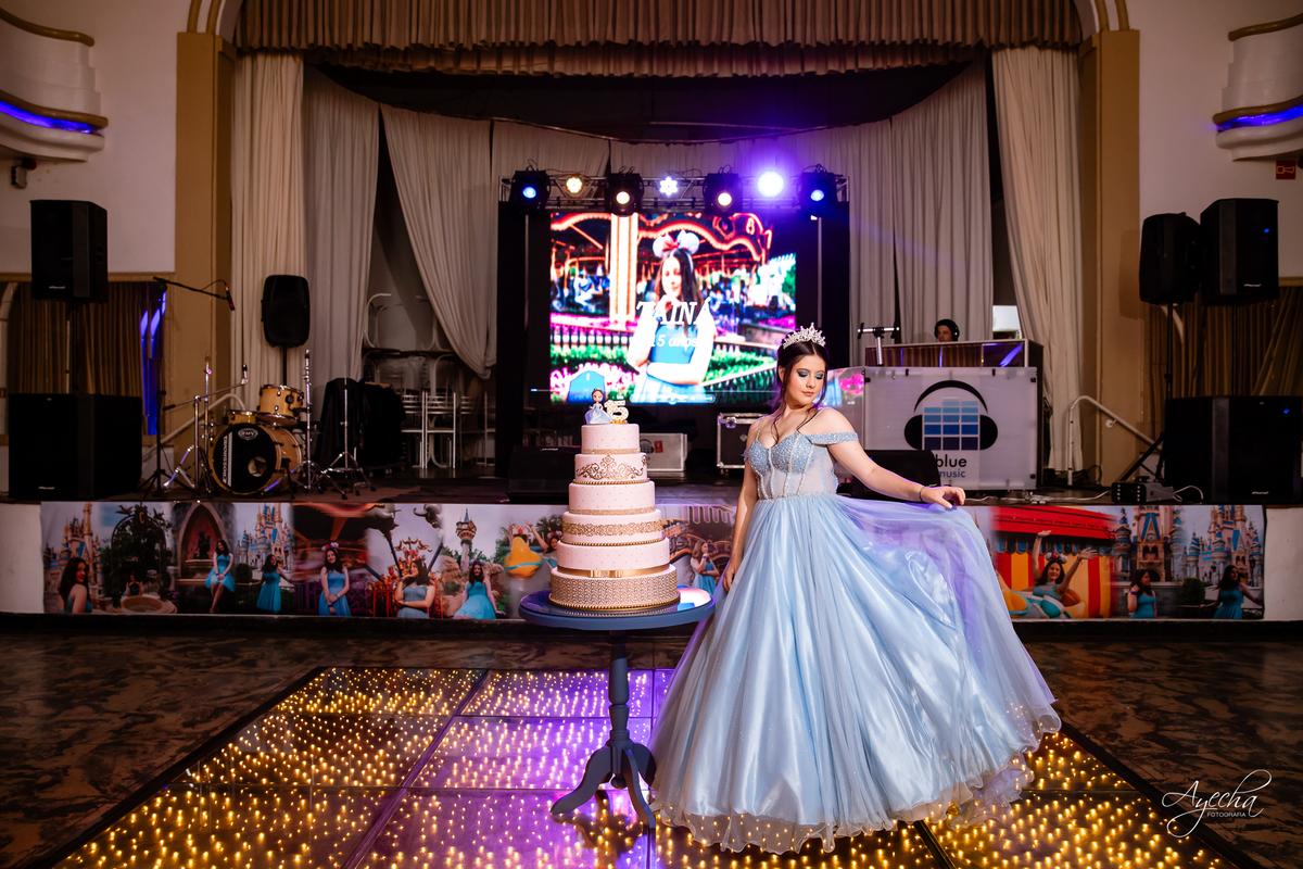 15 anos Curitiba; Debutantes Curitiba; Fotógrafo de 15 anos Curitiba; Sociedade Thalia Eventos; Vandreia Soares Produtora; Festa de 15 anos Thalia; Fabi Guedes 15 anos; Vestido de Debutante Curitiba; Salão Eventos 15 anos Curitiba; Debutar Curitiba