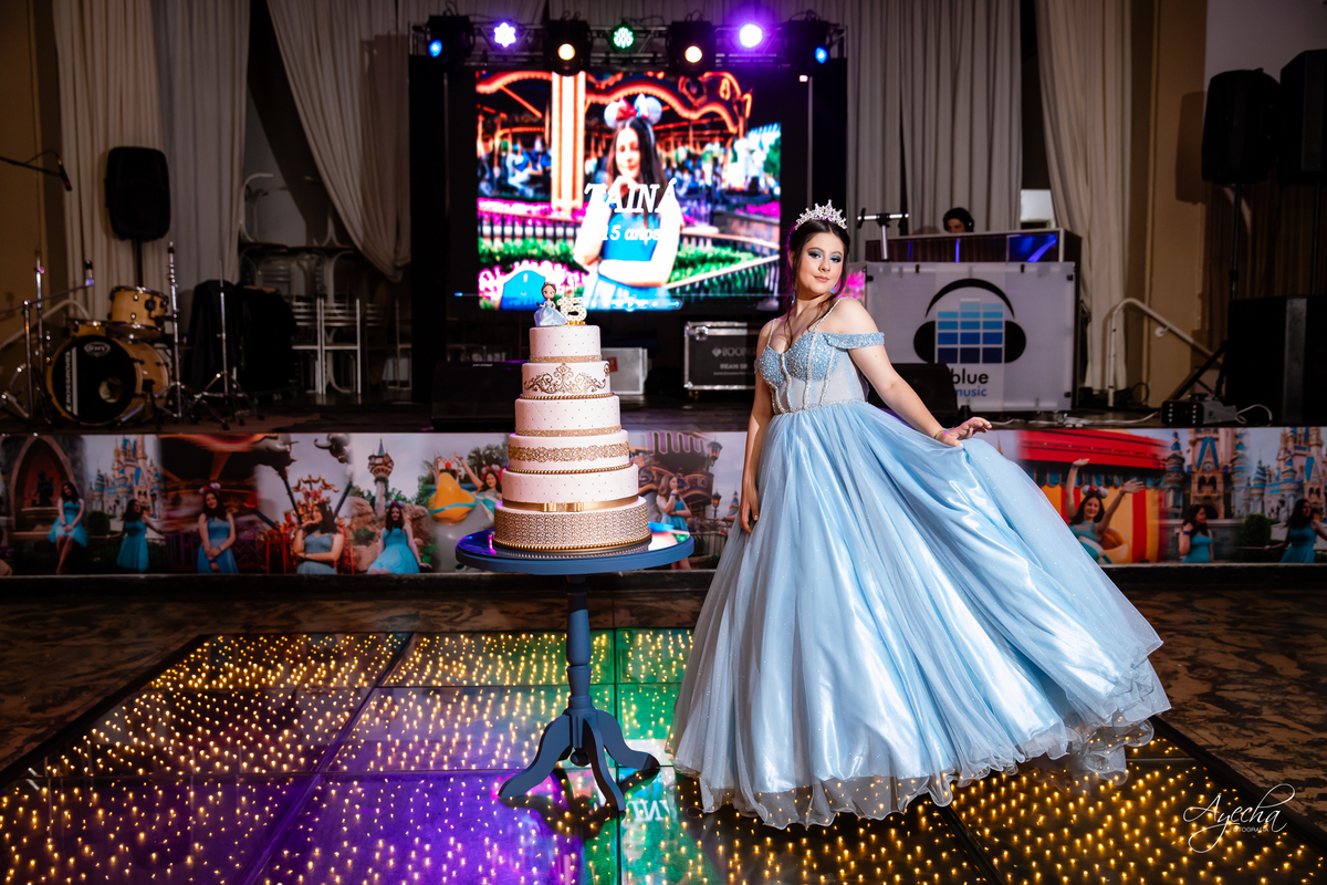 15 anos Curitiba; Debutantes Curitiba; Fotógrafo de 15 anos Curitiba; Sociedade Thalia Eventos; Vandreia Soares Produtora; Festa de 15 anos Thalia; Fabi Guedes 15 anos; Vestido de Debutante Curitiba; Salão Eventos 15 anos Curitiba; Debutar Curitiba