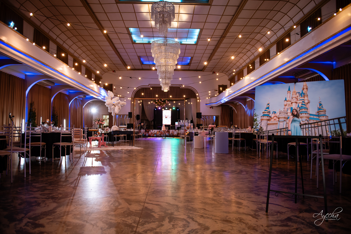 15 anos Curitiba; Debutantes Curitiba; Fotógrafo de 15 anos Curitiba; Sociedade Thalia Eventos; Vandreia Soares Produtora; Festa de 15 anos Thalia; Fabi Guedes 15 anos; Vestido de Debutante Curitiba; Salão Eventos 15 anos Curitiba; Debutar Curitiba