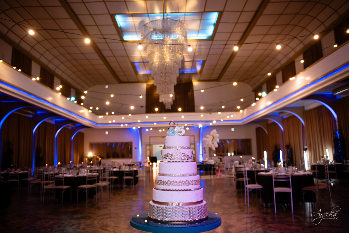 15 anos Curitiba; Debutantes Curitiba; Fotógrafo de 15 anos Curitiba; Sociedade Thalia Eventos; Vandreia Soares Produtora; Festa de 15 anos Thalia; Fabi Guedes 15 anos; Vestido de Debutante Curitiba; Salão Eventos 15 anos Curitiba; Debutar Curitiba