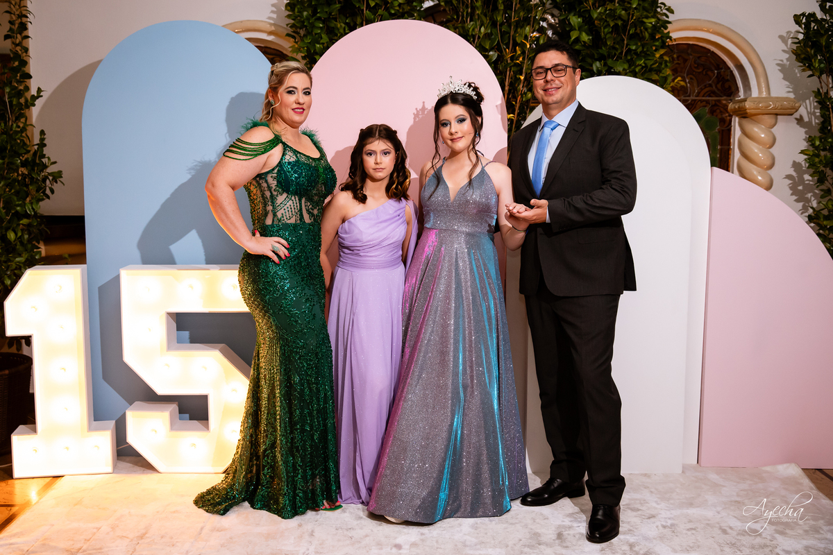 15 anos Curitiba; Debutantes Curitiba; Fotógrafo de 15 anos Curitiba; Sociedade Thalia Eventos; Vandreia Soares Produtora; Festa de 15 anos Thalia; Fabi Guedes 15 anos; Vestido de Debutante Curitiba; Salão Eventos 15 anos Curitiba; Debutar Curitiba