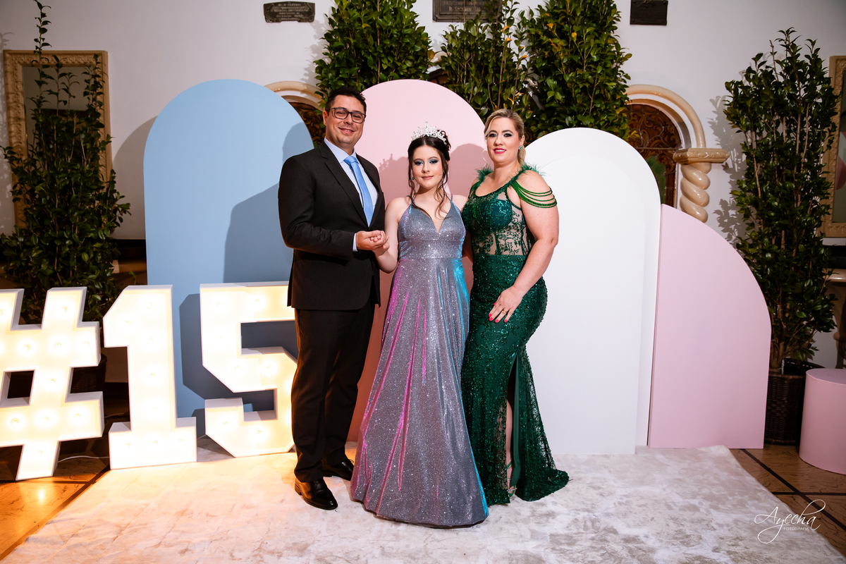 15 anos Curitiba; Debutantes Curitiba; Fotógrafo de 15 anos Curitiba; Sociedade Thalia Eventos; Vandreia Soares Produtora; Festa de 15 anos Thalia; Fabi Guedes 15 anos; Vestido de Debutante Curitiba; Salão Eventos 15 anos Curitiba; Debutar Curitiba