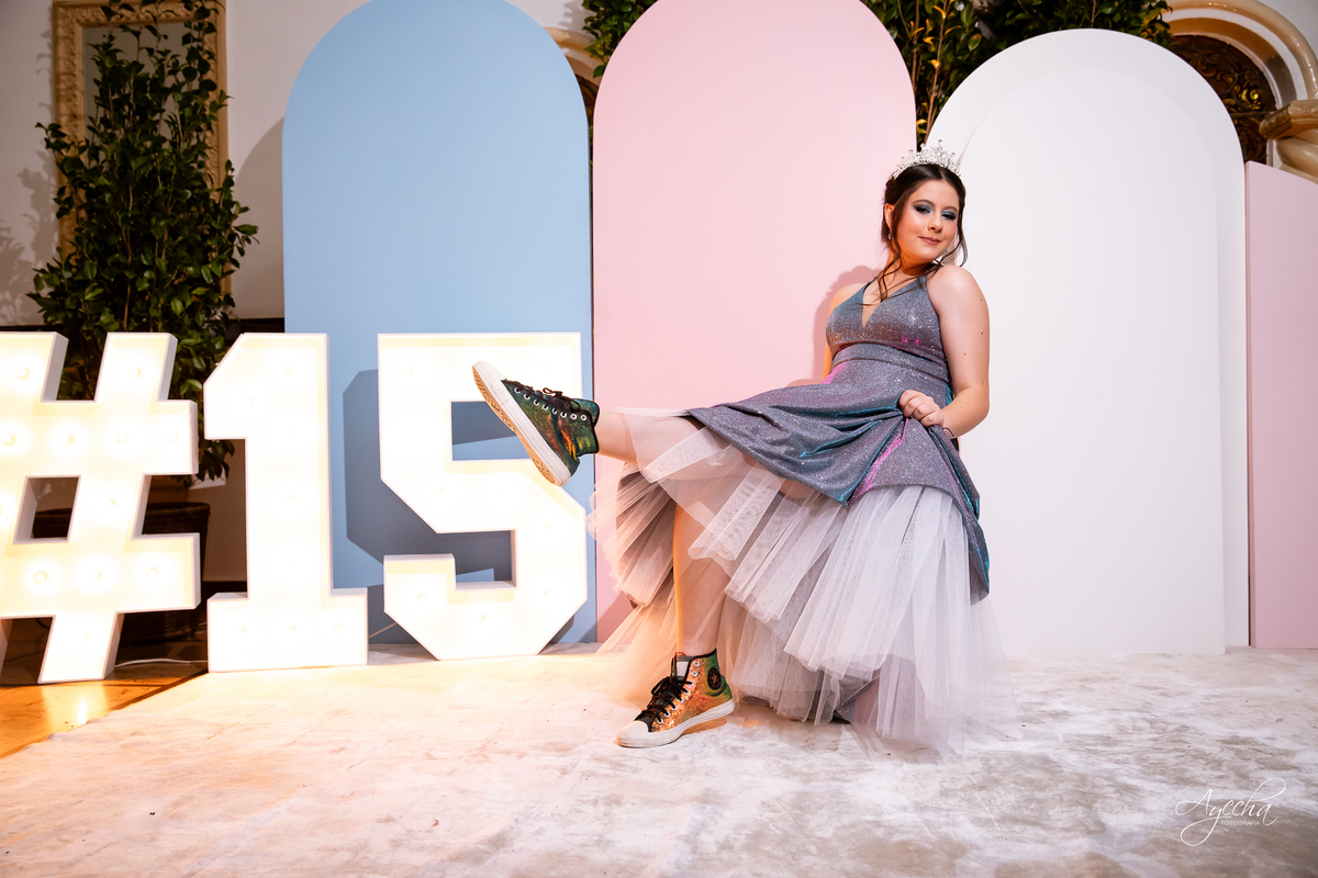 15 anos Curitiba; Debutantes Curitiba; Fotógrafo de 15 anos Curitiba; Sociedade Thalia Eventos; Vandreia Soares Produtora; Festa de 15 anos Thalia; Fabi Guedes 15 anos; Vestido de Debutante Curitiba; Salão Eventos 15 anos Curitiba; Debutar Curitiba