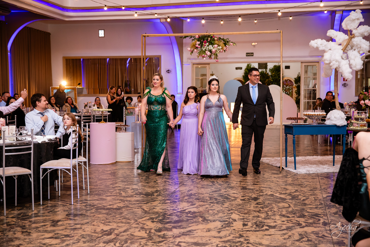 15 anos Curitiba; Debutantes Curitiba; Fotógrafo de 15 anos Curitiba; Sociedade Thalia Eventos; Vandreia Soares Produtora; Festa de 15 anos Thalia; Fabi Guedes 15 anos; Vestido de Debutante Curitiba; Salão Eventos 15 anos Curitiba; Debutar Curitiba