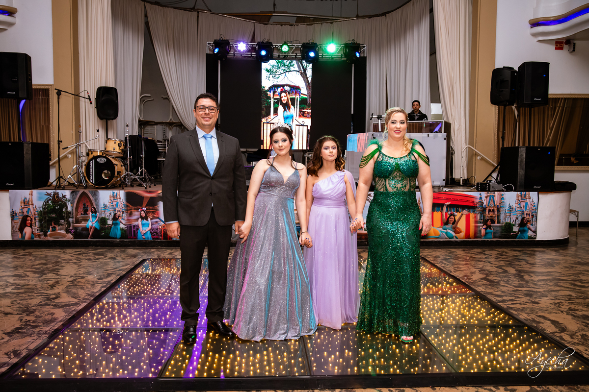 15 anos Curitiba; Debutantes Curitiba; Fotógrafo de 15 anos Curitiba; Sociedade Thalia Eventos; Vandreia Soares Produtora; Festa de 15 anos Thalia; Fabi Guedes 15 anos; Vestido de Debutante Curitiba; Salão Eventos 15 anos Curitiba; Debutar Curitiba