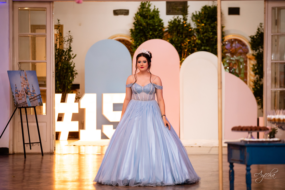 15 anos Curitiba; Debutantes Curitiba; Fotógrafo de 15 anos Curitiba; Sociedade Thalia Eventos; Vandreia Soares Produtora; Festa de 15 anos Thalia; Fabi Guedes 15 anos; Vestido de Debutante Curitiba; Salão Eventos 15 anos Curitiba; Debutar Curitiba