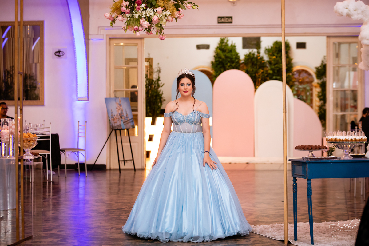 15 anos Curitiba; Debutantes Curitiba; Fotógrafo de 15 anos Curitiba; Sociedade Thalia Eventos; Vandreia Soares Produtora; Festa de 15 anos Thalia; Fabi Guedes 15 anos; Vestido de Debutante Curitiba; Salão Eventos 15 anos Curitiba; Debutar Curitiba