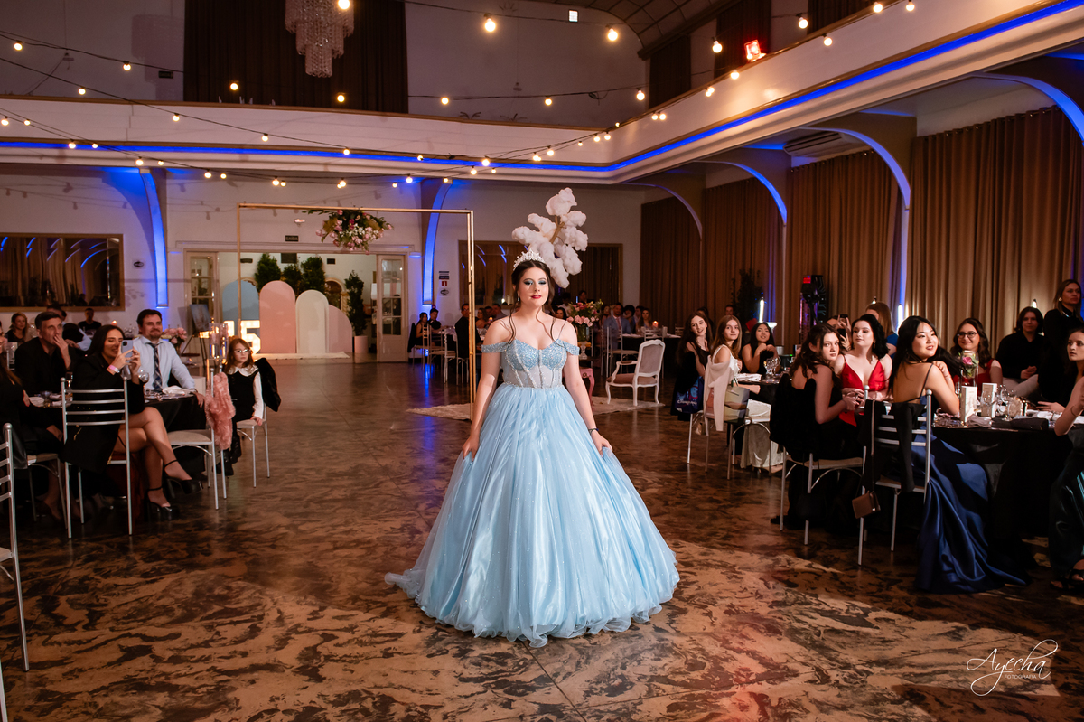 15 anos Curitiba; Debutantes Curitiba; Fotógrafo de 15 anos Curitiba; Sociedade Thalia Eventos; Vandreia Soares Produtora; Festa de 15 anos Thalia; Fabi Guedes 15 anos; Vestido de Debutante Curitiba; Salão Eventos 15 anos Curitiba; Debutar Curitiba