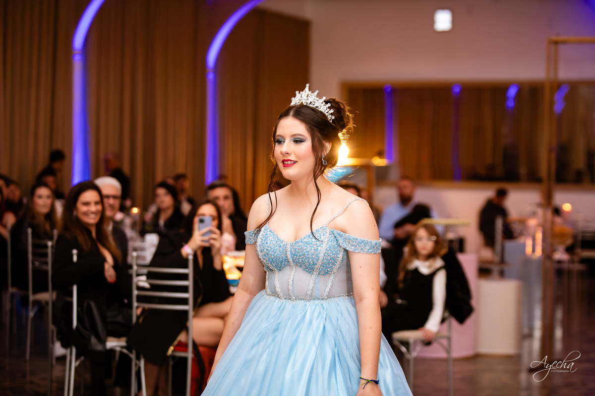 15 anos Curitiba; Debutantes Curitiba; Fotógrafo de 15 anos Curitiba; Sociedade Thalia Eventos; Vandreia Soares Produtora; Festa de 15 anos Thalia; Fabi Guedes 15 anos; Vestido de Debutante Curitiba; Salão Eventos 15 anos Curitiba; Debutar Curitiba