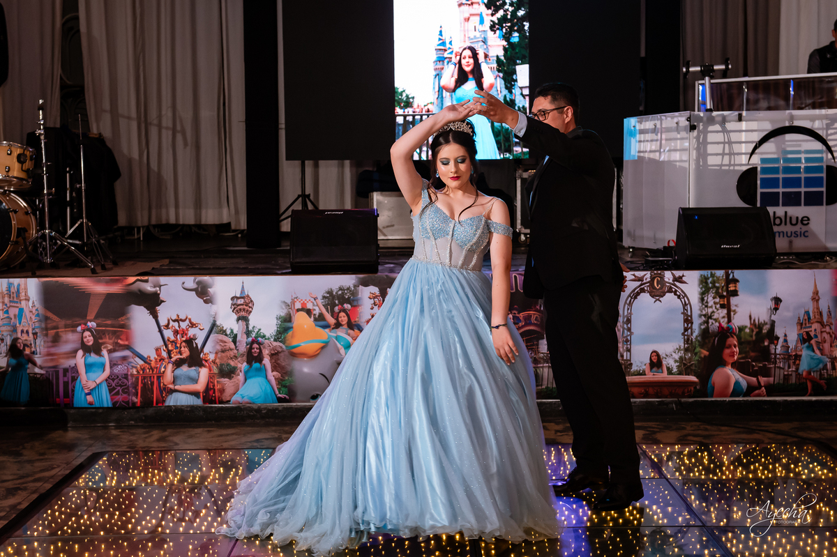 15 anos Curitiba; Debutantes Curitiba; Fotógrafo de 15 anos Curitiba; Sociedade Thalia Eventos; Vandreia Soares Produtora; Festa de 15 anos Thalia; Fabi Guedes 15 anos; Vestido de Debutante Curitiba; Salão Eventos 15 anos Curitiba; Debutar Curitiba