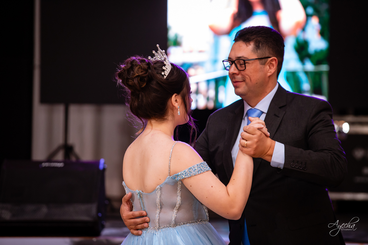 15 anos Curitiba; Debutantes Curitiba; Fotógrafo de 15 anos Curitiba; Sociedade Thalia Eventos; Vandreia Soares Produtora; Festa de 15 anos Thalia; Fabi Guedes 15 anos; Vestido de Debutante Curitiba; Salão Eventos 15 anos Curitiba; Debutar Curitiba