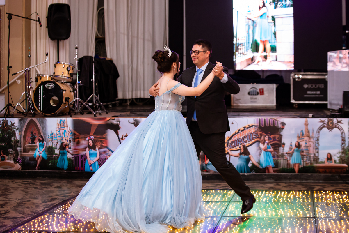 15 anos Curitiba; Debutantes Curitiba; Fotógrafo de 15 anos Curitiba; Sociedade Thalia Eventos; Vandreia Soares Produtora; Festa de 15 anos Thalia; Fabi Guedes 15 anos; Vestido de Debutante Curitiba; Salão Eventos 15 anos Curitiba; Debutar Curitiba