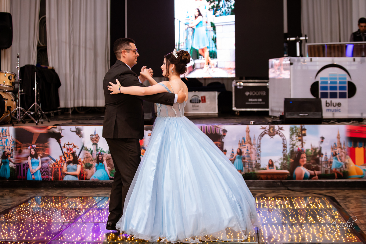 15 anos Curitiba; Debutantes Curitiba; Fotógrafo de 15 anos Curitiba; Sociedade Thalia Eventos; Vandreia Soares Produtora; Festa de 15 anos Thalia; Fabi Guedes 15 anos; Vestido de Debutante Curitiba; Salão Eventos 15 anos Curitiba; Debutar Curitiba