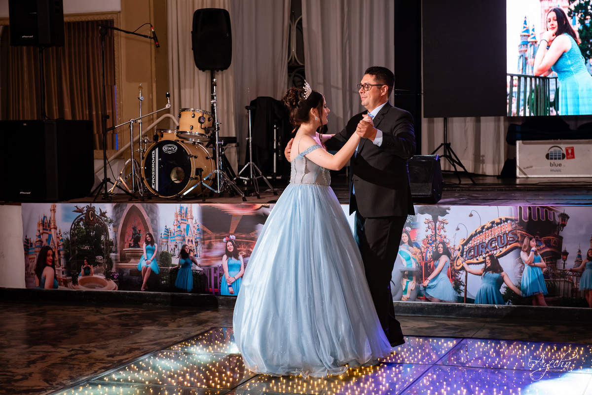 15 anos Curitiba; Debutantes Curitiba; Fotógrafo de 15 anos Curitiba; Sociedade Thalia Eventos; Vandreia Soares Produtora; Festa de 15 anos Thalia; Fabi Guedes 15 anos; Vestido de Debutante Curitiba; Salão Eventos 15 anos Curitiba; Debutar Curitiba