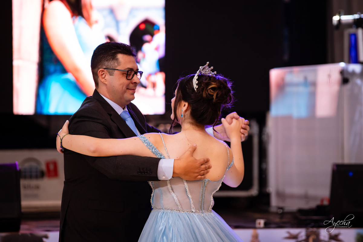 15 anos Curitiba; Debutantes Curitiba; Fotógrafo de 15 anos Curitiba; Sociedade Thalia Eventos; Vandreia Soares Produtora; Festa de 15 anos Thalia; Fabi Guedes 15 anos; Vestido de Debutante Curitiba; Salão Eventos 15 anos Curitiba; Debutar Curitiba