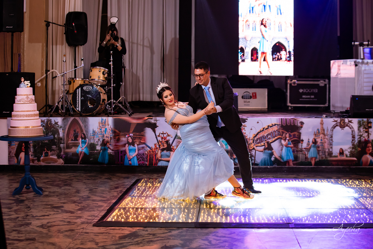 15 anos Curitiba; Debutantes Curitiba; Fotógrafo de 15 anos Curitiba; Sociedade Thalia Eventos; Vandreia Soares Produtora; Festa de 15 anos Thalia; Fabi Guedes 15 anos; Vestido de Debutante Curitiba; Salão Eventos 15 anos Curitiba; Debutar Curitiba