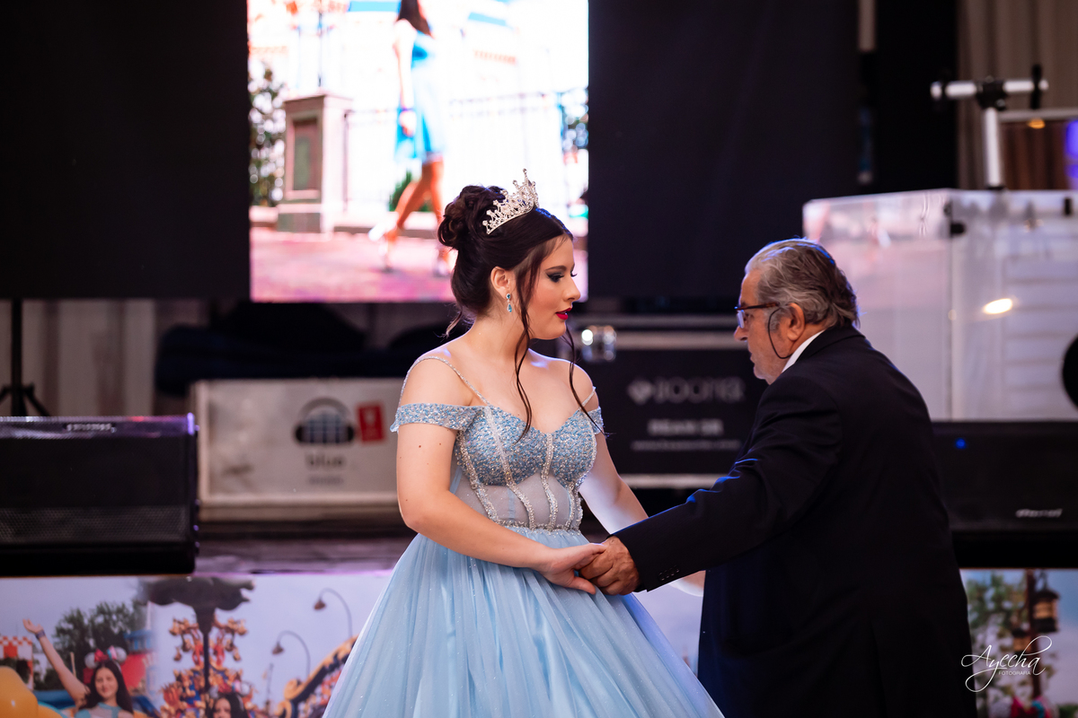 15 anos Curitiba; Debutantes Curitiba; Fotógrafo de 15 anos Curitiba; Sociedade Thalia Eventos; Vandreia Soares Produtora; Festa de 15 anos Thalia; Fabi Guedes 15 anos; Vestido de Debutante Curitiba; Salão Eventos 15 anos Curitiba; Debutar Curitiba