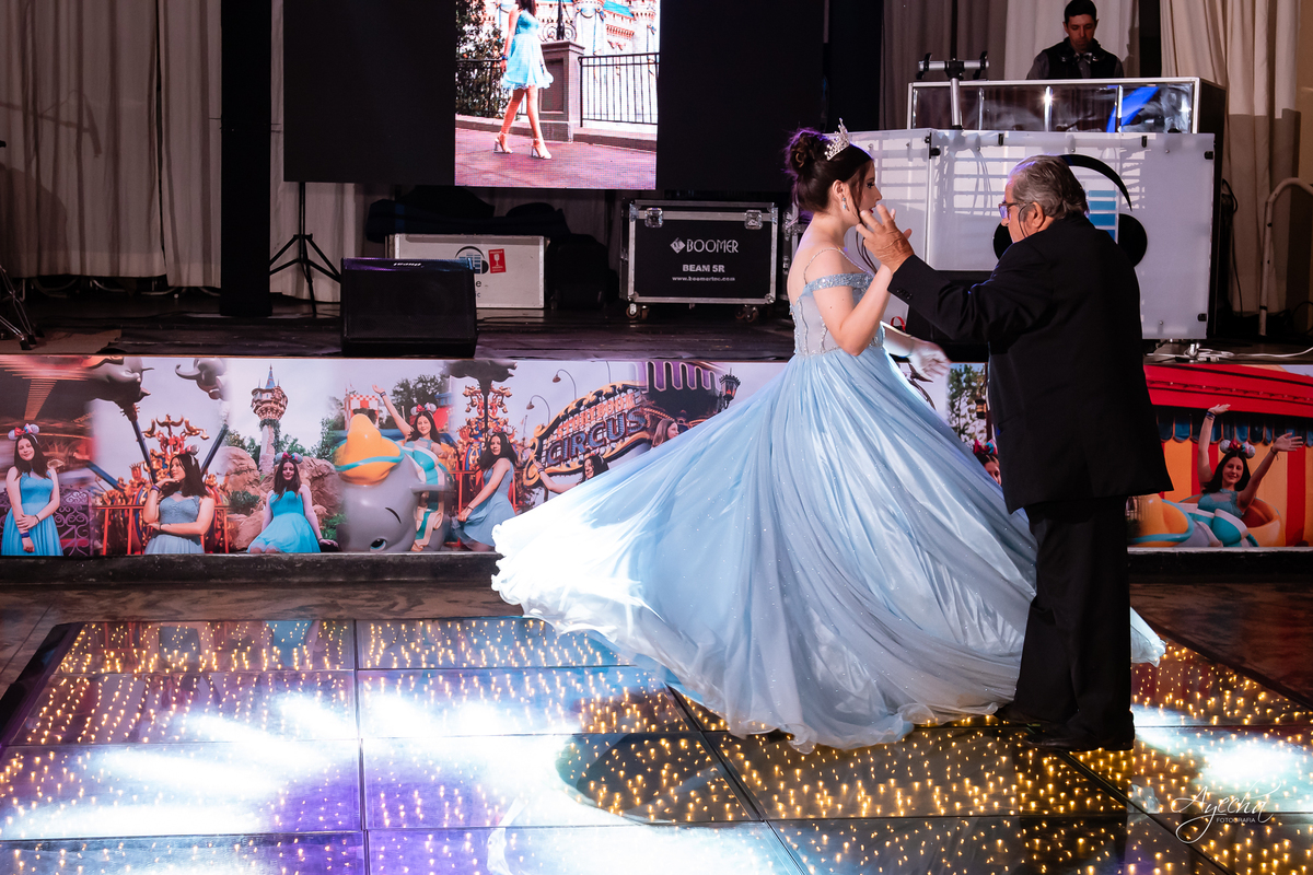 15 anos Curitiba; Debutantes Curitiba; Fotógrafo de 15 anos Curitiba; Sociedade Thalia Eventos; Vandreia Soares Produtora; Festa de 15 anos Thalia; Fabi Guedes 15 anos; Vestido de Debutante Curitiba; Salão Eventos 15 anos Curitiba; Debutar Curitiba