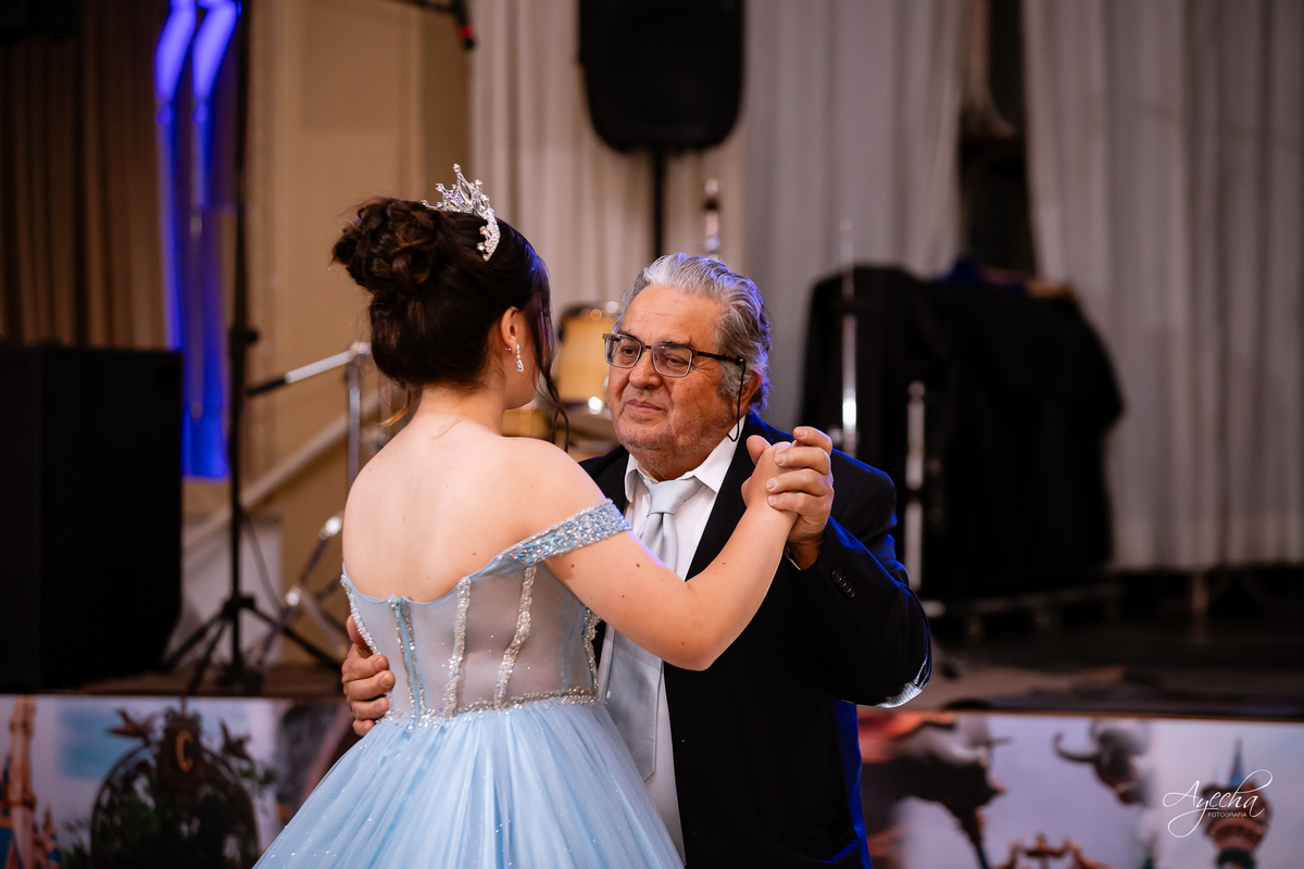 15 anos Curitiba; Debutantes Curitiba; Fotógrafo de 15 anos Curitiba; Sociedade Thalia Eventos; Vandreia Soares Produtora; Festa de 15 anos Thalia; Fabi Guedes 15 anos; Vestido de Debutante Curitiba; Salão Eventos 15 anos Curitiba; Debutar Curitiba