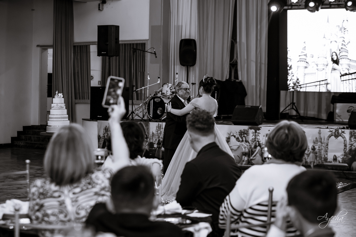 15 anos Curitiba; Debutantes Curitiba; Fotógrafo de 15 anos Curitiba; Sociedade Thalia Eventos; Vandreia Soares Produtora; Festa de 15 anos Thalia; Fabi Guedes 15 anos; Vestido de Debutante Curitiba; Salão Eventos 15 anos Curitiba; Debutar Curitiba