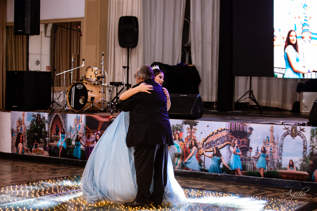 15 anos Curitiba; Debutantes Curitiba; Fotógrafo de 15 anos Curitiba; Sociedade Thalia Eventos; Vandreia Soares Produtora; Festa de 15 anos Thalia; Fabi Guedes 15 anos; Vestido de Debutante Curitiba; Salão Eventos 15 anos Curitiba; Debutar Curitiba