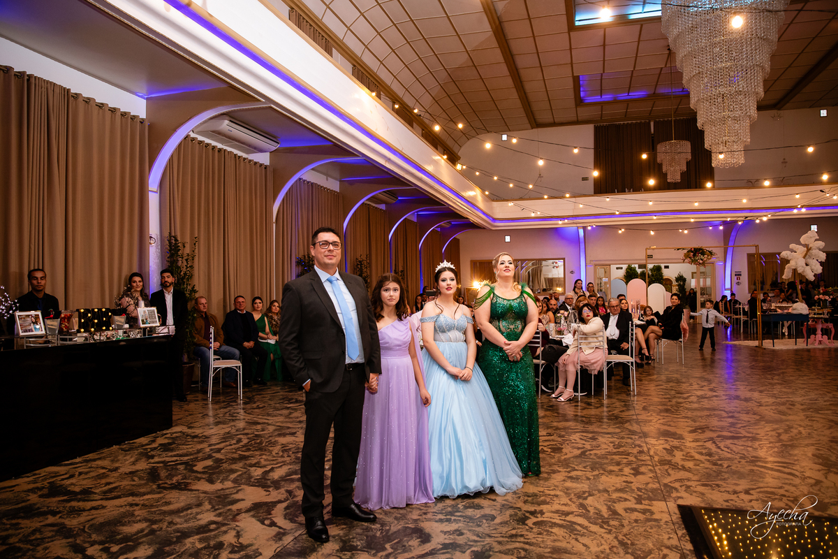 15 anos Curitiba; Debutantes Curitiba; Fotógrafo de 15 anos Curitiba; Sociedade Thalia Eventos; Vandreia Soares Produtora; Festa de 15 anos Thalia; Fabi Guedes 15 anos; Vestido de Debutante Curitiba; Salão Eventos 15 anos Curitiba; Debutar Curitiba