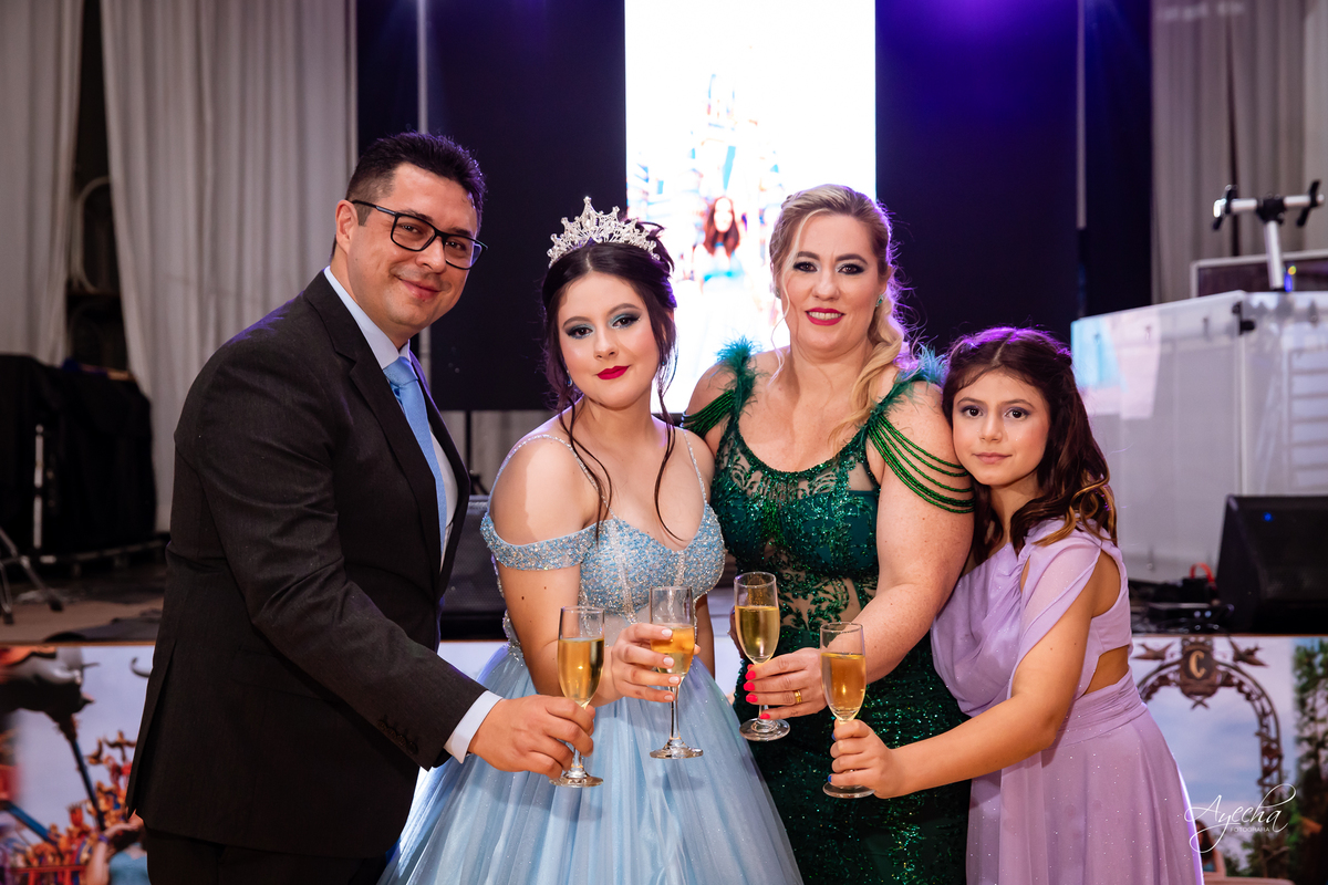 15 anos Curitiba; Debutantes Curitiba; Fotógrafo de 15 anos Curitiba; Sociedade Thalia Eventos; Vandreia Soares Produtora; Festa de 15 anos Thalia; Fabi Guedes 15 anos; Vestido de Debutante Curitiba; Salão Eventos 15 anos Curitiba; Debutar Curitiba