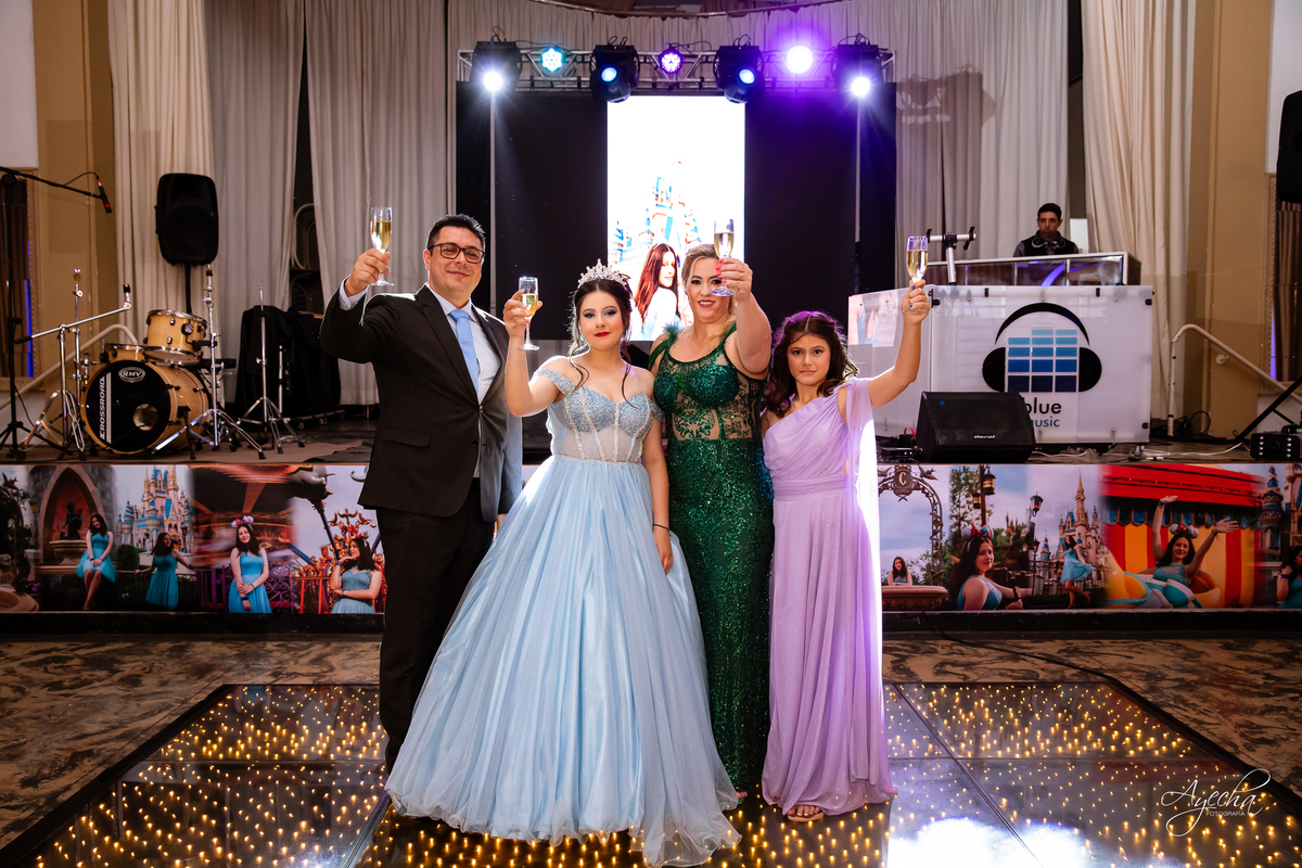 15 anos Curitiba; Debutantes Curitiba; Fotógrafo de 15 anos Curitiba; Sociedade Thalia Eventos; Vandreia Soares Produtora; Festa de 15 anos Thalia; Fabi Guedes 15 anos; Vestido de Debutante Curitiba; Salão Eventos 15 anos Curitiba; Debutar Curitiba