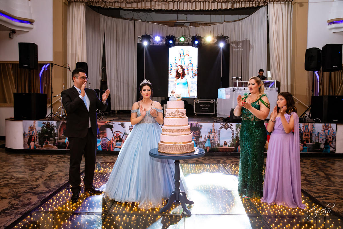 15 anos Curitiba; Debutantes Curitiba; Fotógrafo de 15 anos Curitiba; Sociedade Thalia Eventos; Vandreia Soares Produtora; Festa de 15 anos Thalia; Fabi Guedes 15 anos; Vestido de Debutante Curitiba; Salão Eventos 15 anos Curitiba; Debutar Curitiba