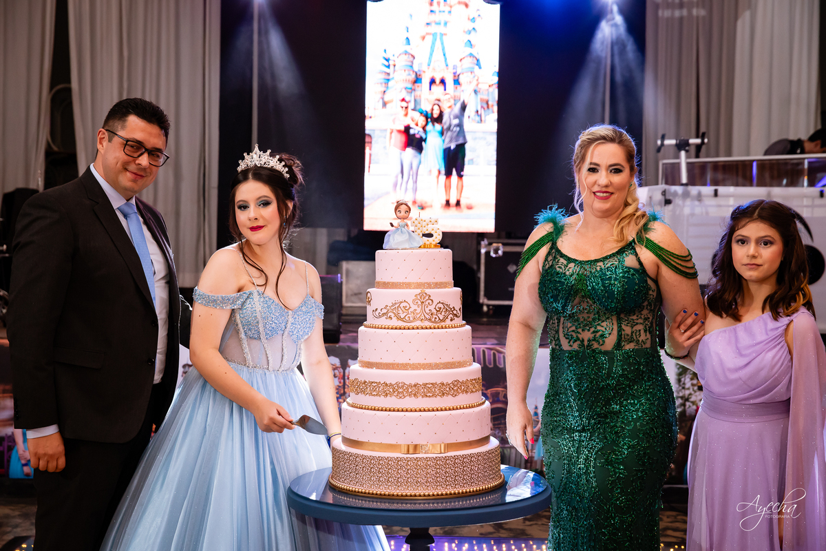 15 anos Curitiba; Debutantes Curitiba; Fotógrafo de 15 anos Curitiba; Sociedade Thalia Eventos; Vandreia Soares Produtora; Festa de 15 anos Thalia; Fabi Guedes 15 anos; Vestido de Debutante Curitiba; Salão Eventos 15 anos Curitiba; Debutar Curitiba