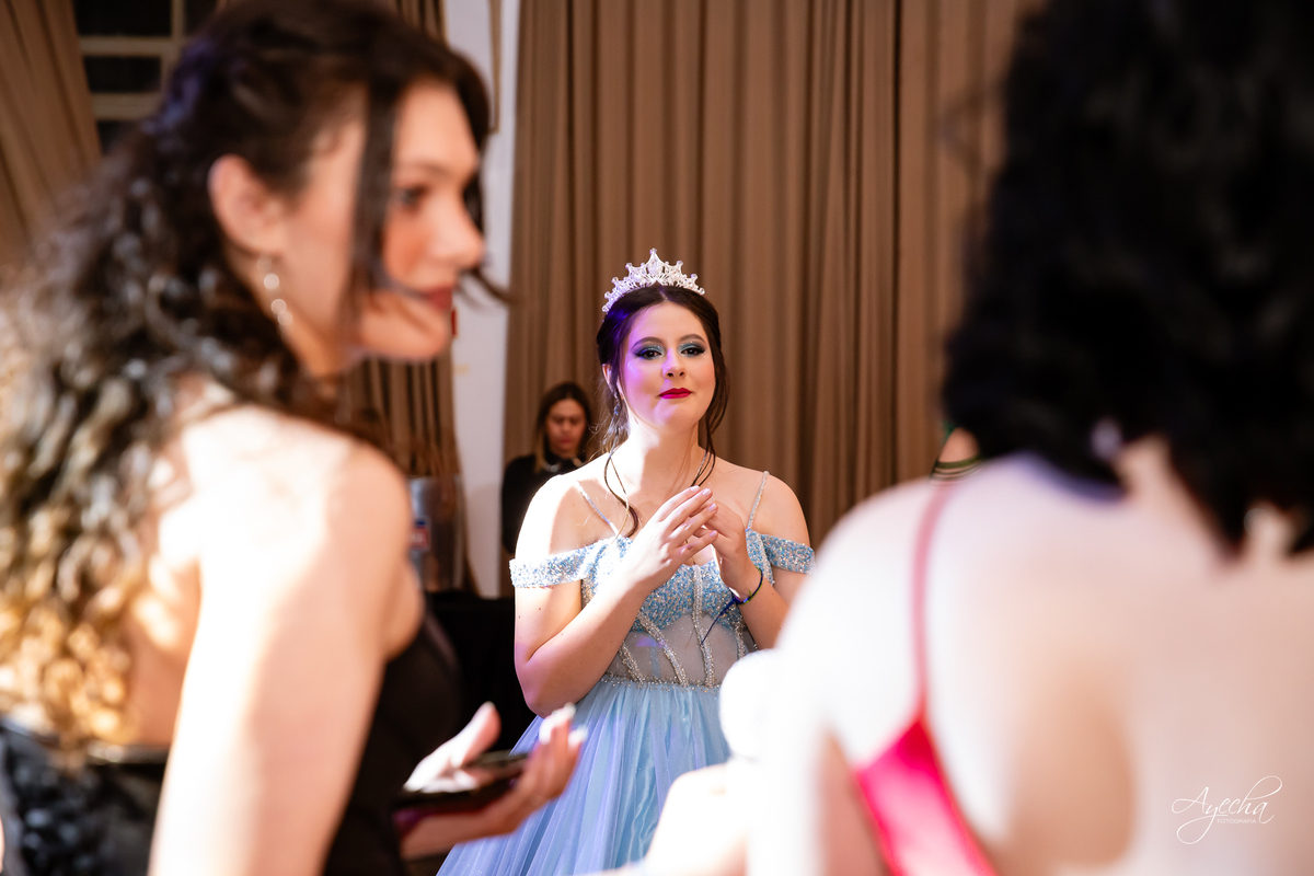 15 anos Curitiba; Debutantes Curitiba; Fotógrafo de 15 anos Curitiba; Sociedade Thalia Eventos; Vandreia Soares Produtora; Festa de 15 anos Thalia; Fabi Guedes 15 anos; Vestido de Debutante Curitiba; Salão Eventos 15 anos Curitiba; Debutar Curitiba