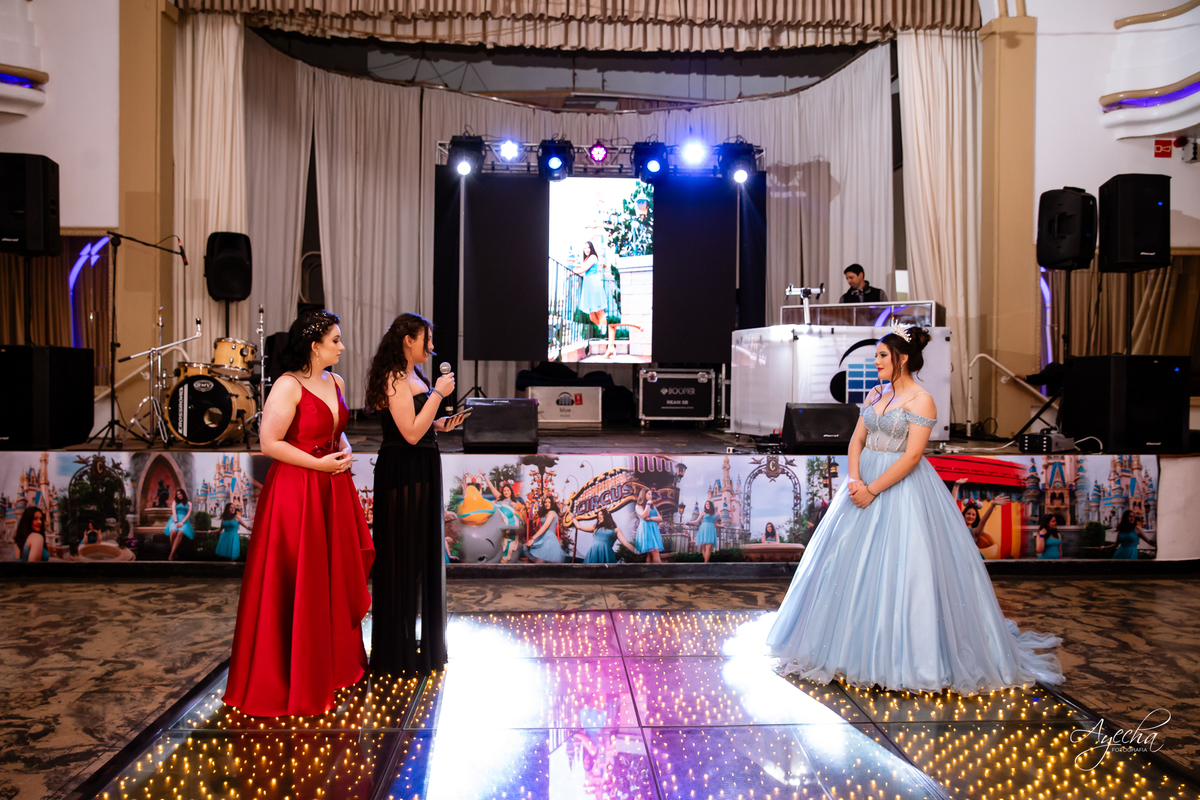 15 anos Curitiba; Debutantes Curitiba; Fotógrafo de 15 anos Curitiba; Sociedade Thalia Eventos; Vandreia Soares Produtora; Festa de 15 anos Thalia; Fabi Guedes 15 anos; Vestido de Debutante Curitiba; Salão Eventos 15 anos Curitiba; Debutar Curitiba