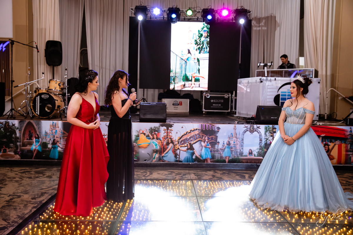 15 anos Curitiba; Debutantes Curitiba; Fotógrafo de 15 anos Curitiba; Sociedade Thalia Eventos; Vandreia Soares Produtora; Festa de 15 anos Thalia; Fabi Guedes 15 anos; Vestido de Debutante Curitiba; Salão Eventos 15 anos Curitiba; Debutar Curitiba