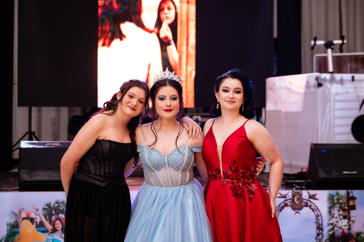 15 anos Curitiba; Debutantes Curitiba; Fotógrafo de 15 anos Curitiba; Sociedade Thalia Eventos; Vandreia Soares Produtora; Festa de 15 anos Thalia; Fabi Guedes 15 anos; Vestido de Debutante Curitiba; Salão Eventos 15 anos Curitiba; Debutar Curitiba