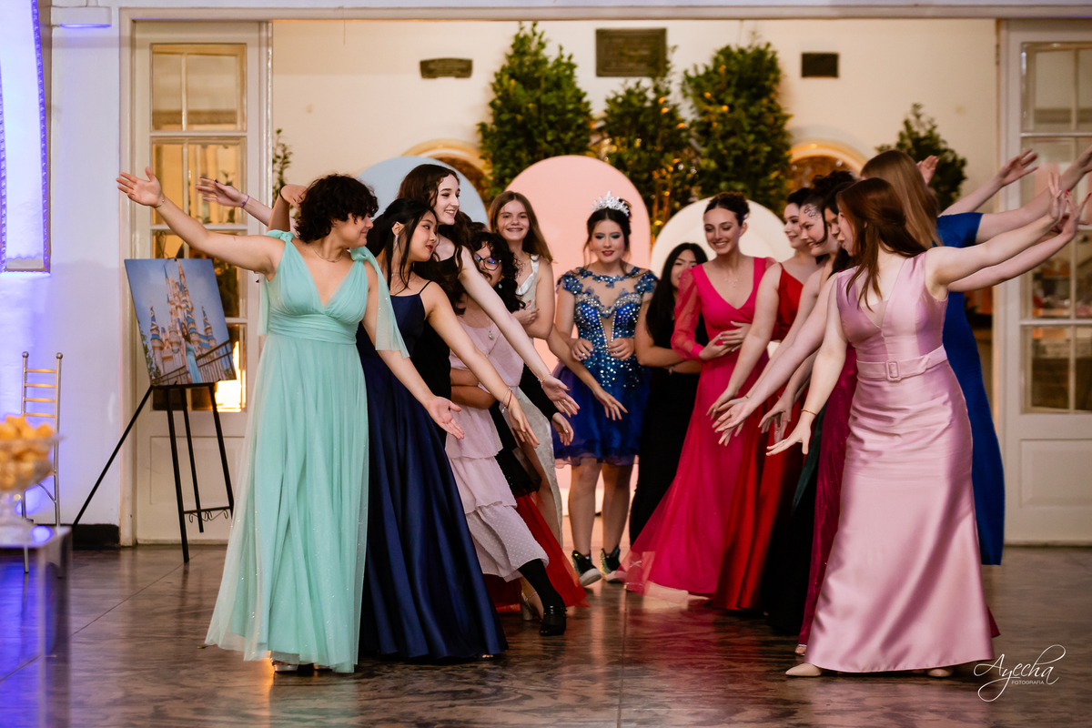 15 anos Curitiba; Debutantes Curitiba; Fotógrafo de 15 anos Curitiba; Sociedade Thalia Eventos; Vandreia Soares Produtora; Festa de 15 anos Thalia; Fabi Guedes 15 anos; Vestido de Debutante Curitiba; Salão Eventos 15 anos Curitiba; Debutar Curitiba