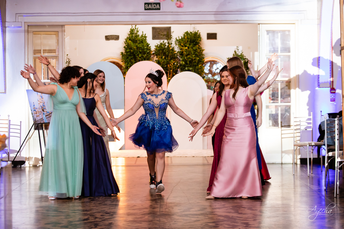 15 anos Curitiba; Debutantes Curitiba; Fotógrafo de 15 anos Curitiba; Sociedade Thalia Eventos; Vandreia Soares Produtora; Festa de 15 anos Thalia; Fabi Guedes 15 anos; Vestido de Debutante Curitiba; Salão Eventos 15 anos Curitiba; Debutar Curitiba