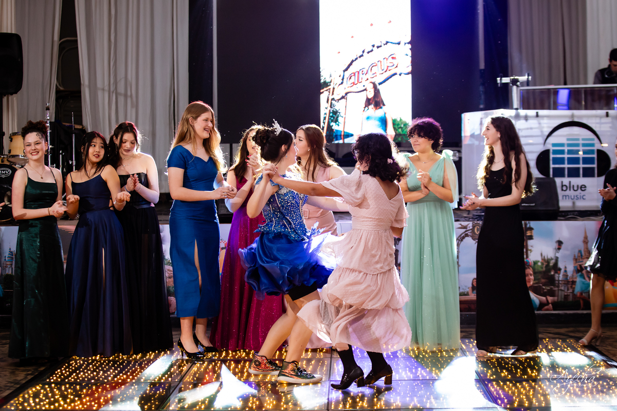 15 anos Curitiba; Debutantes Curitiba; Fotógrafo de 15 anos Curitiba; Sociedade Thalia Eventos; Vandreia Soares Produtora; Festa de 15 anos Thalia; Fabi Guedes 15 anos; Vestido de Debutante Curitiba; Salão Eventos 15 anos Curitiba; Debutar Curitiba