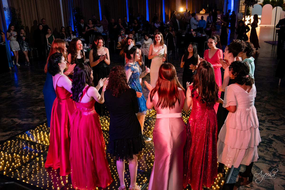 15 anos Curitiba; Debutantes Curitiba; Fotógrafo de 15 anos Curitiba; Sociedade Thalia Eventos; Vandreia Soares Produtora; Festa de 15 anos Thalia; Fabi Guedes 15 anos; Vestido de Debutante Curitiba; Salão Eventos 15 anos Curitiba; Debutar Curitiba