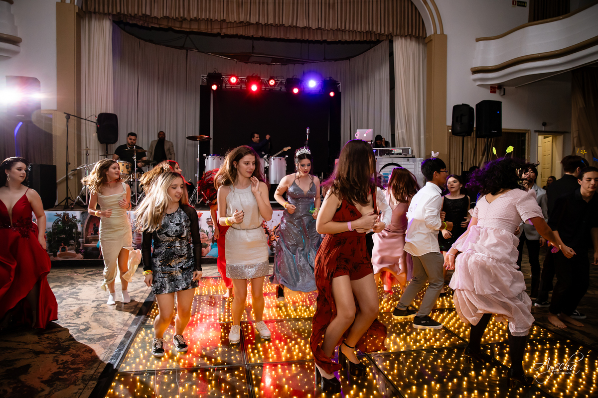 15 anos Curitiba; Debutantes Curitiba; Fotógrafo de 15 anos Curitiba; Sociedade Thalia Eventos; Vandreia Soares Produtora; Festa de 15 anos Thalia; Fabi Guedes 15 anos; Vestido de Debutante Curitiba; Salão Eventos 15 anos Curitiba; Debutar Curitiba