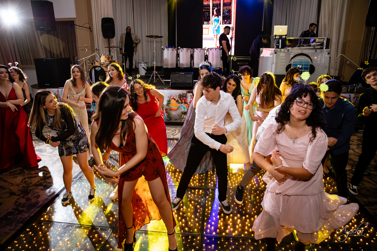 15 anos Curitiba; Debutantes Curitiba; Fotógrafo de 15 anos Curitiba; Sociedade Thalia Eventos; Vandreia Soares Produtora; Festa de 15 anos Thalia; Fabi Guedes 15 anos; Vestido de Debutante Curitiba; Salão Eventos 15 anos Curitiba; Debutar Curitiba