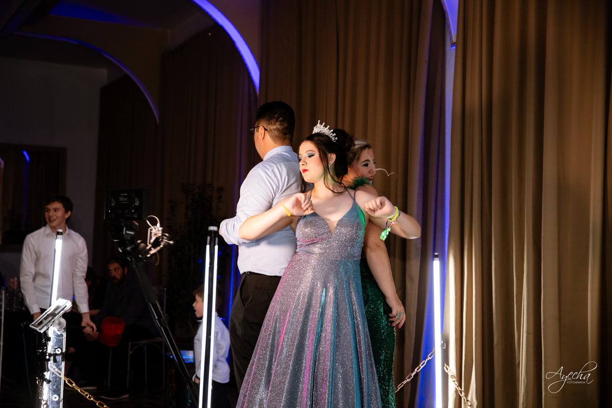 15 anos Curitiba; Debutantes Curitiba; Fotógrafo de 15 anos Curitiba; Sociedade Thalia Eventos; Vandreia Soares Produtora; Festa de 15 anos Thalia; Fabi Guedes 15 anos; Vestido de Debutante Curitiba; Salão Eventos 15 anos Curitiba; Debutar Curitiba