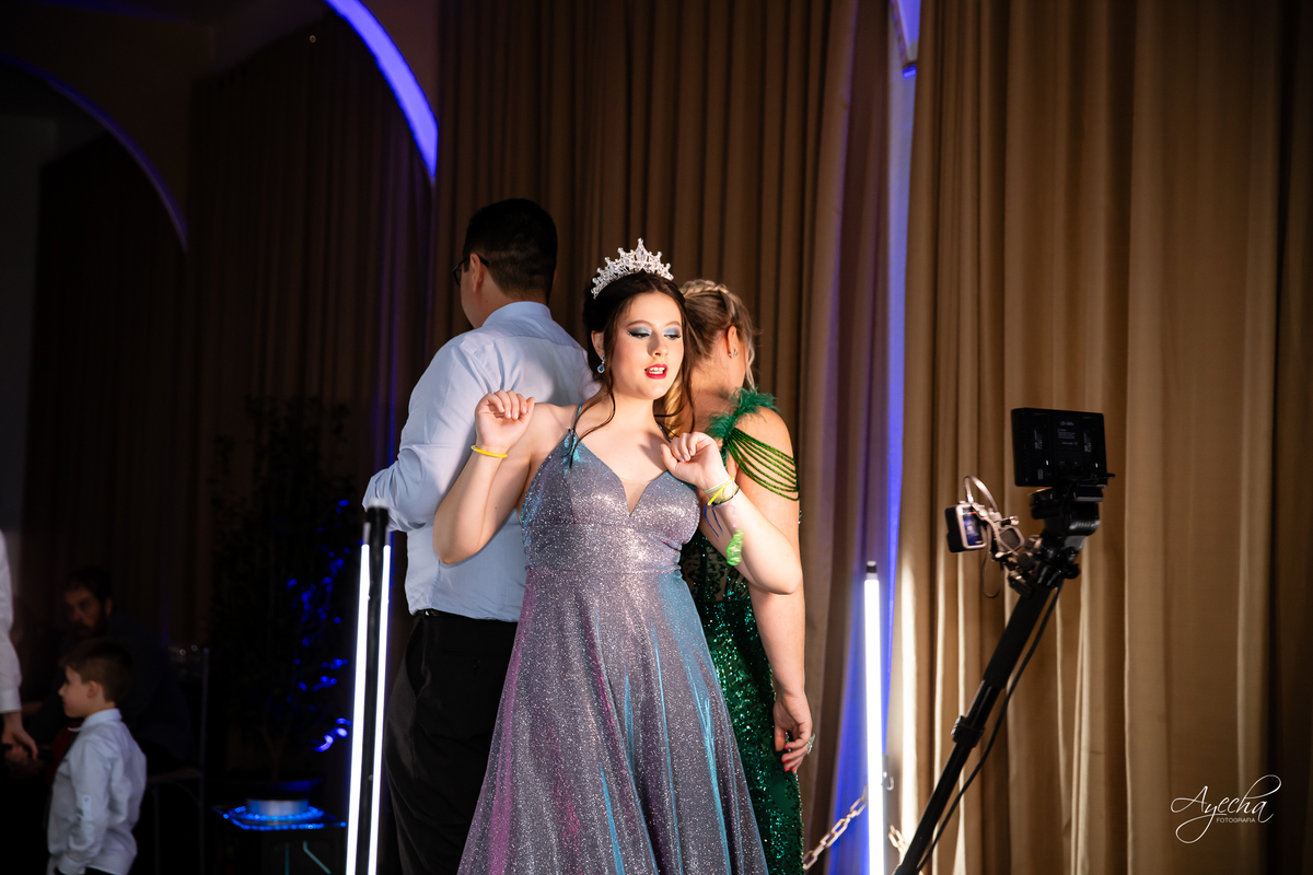 15 anos Curitiba; Debutantes Curitiba; Fotógrafo de 15 anos Curitiba; Sociedade Thalia Eventos; Vandreia Soares Produtora; Festa de 15 anos Thalia; Fabi Guedes 15 anos; Vestido de Debutante Curitiba; Salão Eventos 15 anos Curitiba; Debutar Curitiba