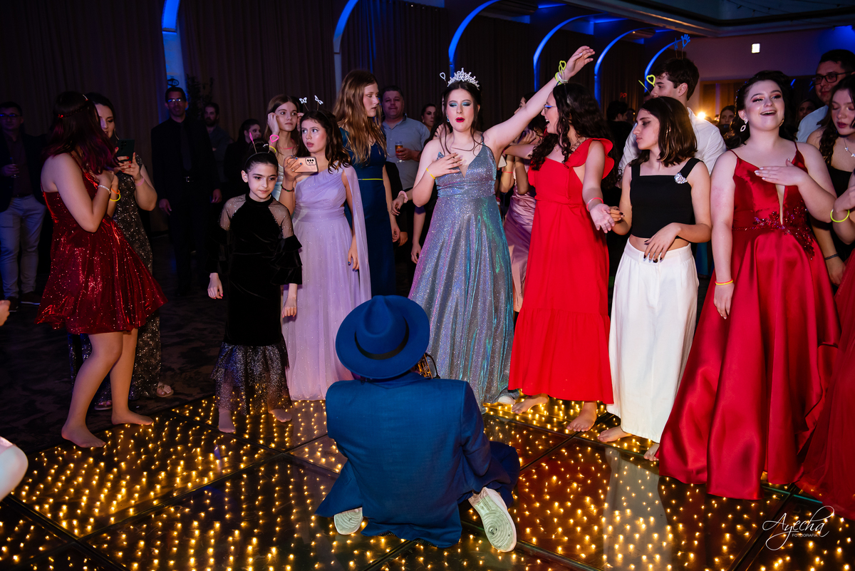 15 anos Curitiba; Debutantes Curitiba; Fotógrafo de 15 anos Curitiba; Sociedade Thalia Eventos; Vandreia Soares Produtora; Festa de 15 anos Thalia; Fabi Guedes 15 anos; Vestido de Debutante Curitiba; Salão Eventos 15 anos Curitiba; Debutar Curitiba