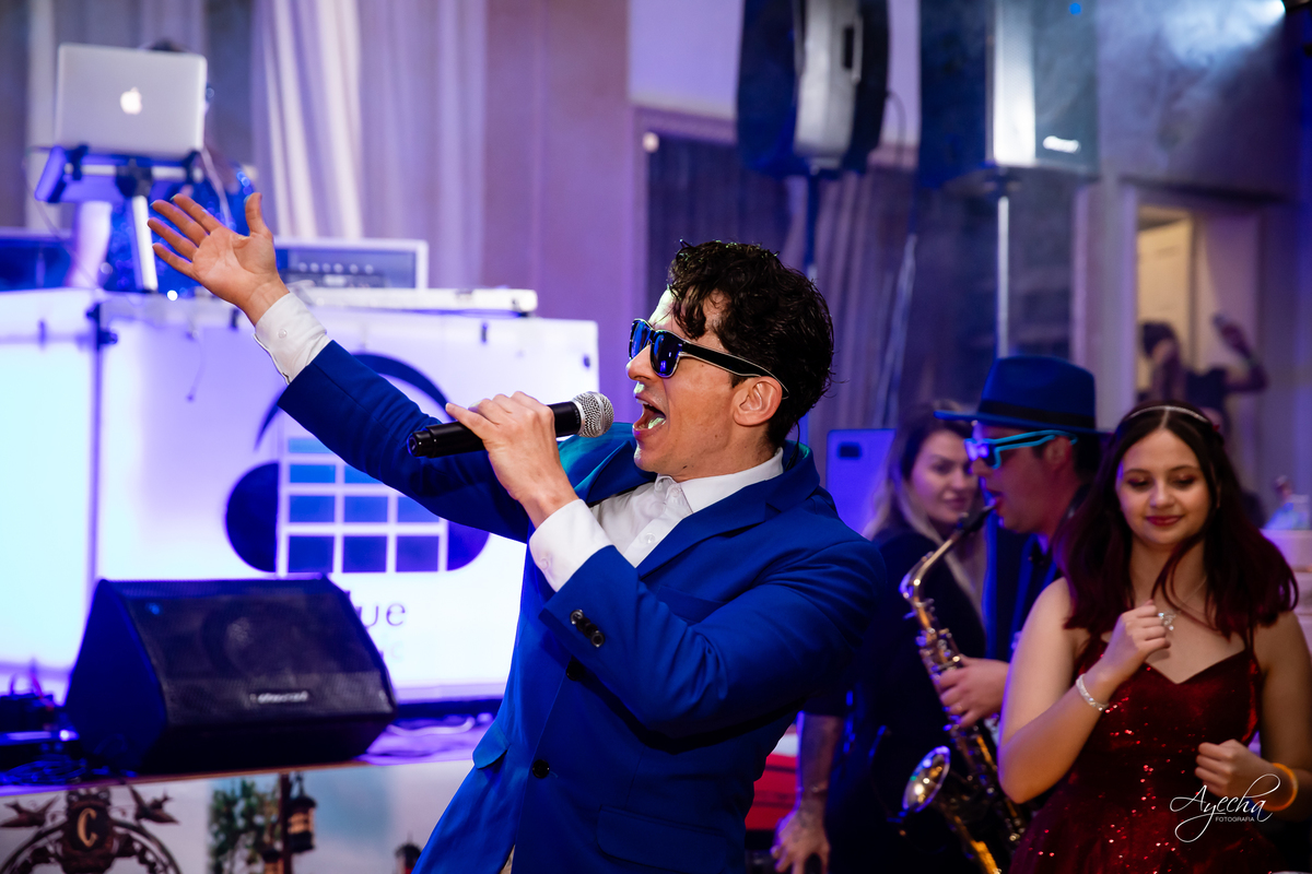 15 anos Curitiba; Debutantes Curitiba; Fotógrafo de 15 anos Curitiba; Sociedade Thalia Eventos; Vandreia Soares Produtora; Festa de 15 anos Thalia; Fabi Guedes 15 anos; Vestido de Debutante Curitiba; Salão Eventos 15 anos Curitiba; Blue Music