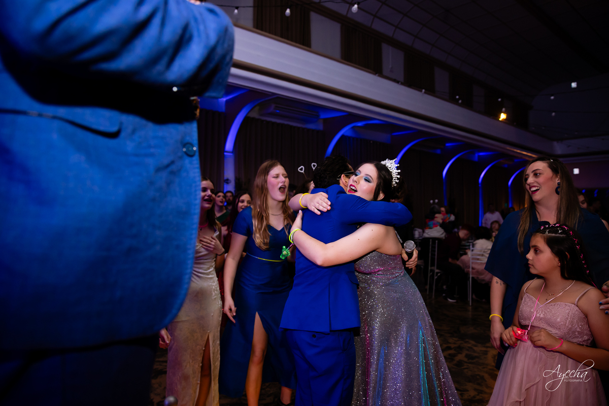 15 anos Curitiba; Debutantes Curitiba; Fotógrafo de 15 anos Curitiba; Sociedade Thalia Eventos; Vandreia Soares Produtora; Festa de 15 anos Thalia; Fabi Guedes 15 anos; Vestido de Debutante Curitiba; Salão Eventos 15 anos Curitiba; Blue Music