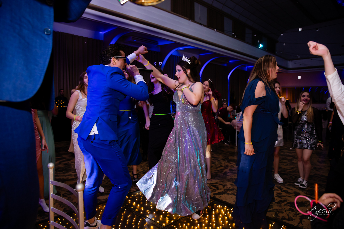 15 anos Curitiba; Debutantes Curitiba; Fotógrafo de 15 anos Curitiba; Sociedade Thalia Eventos; Vandreia Soares Produtora; Festa de 15 anos Thalia; Fabi Guedes 15 anos; Vestido de Debutante Curitiba; Salão Eventos 15 anos Curitiba; Blue Music